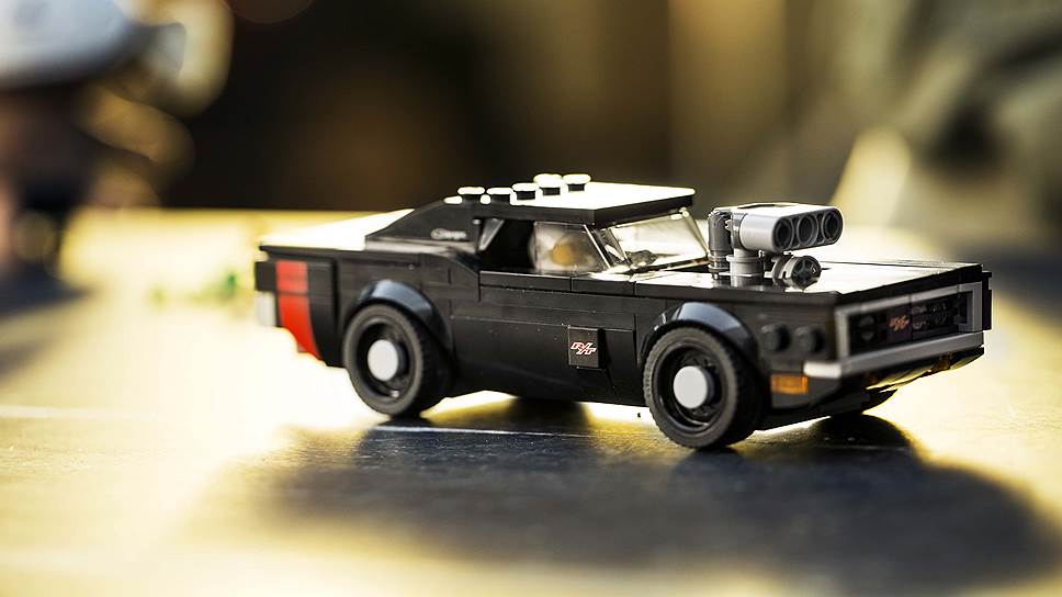 Lego-версии моделей Dodge Challenger SRT Demon и Dodge Charger R/T имеют съемные колеса с резиновыми шинами и съемное лобовое колесо, у каждой модели есть детали аутентичного дизайна и декоративные наклейки. В комплект также входит три мини-фигурки Lego: водитель Challenger, водитель Charger и маршал гонки.