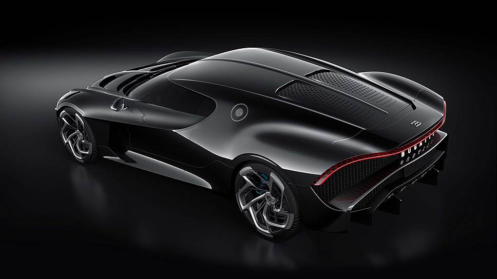Дизайнеры Bugatti La Voiture Noire воспроизвели центральную линию по капоту, крыше и корме. Почти как у Atlantic. Красиво!