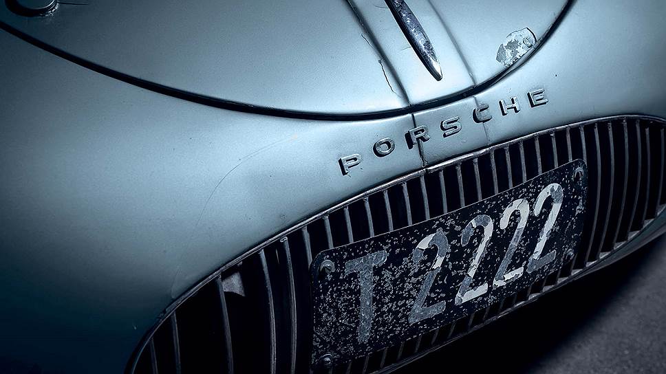 Все ключевые компоненты автомобиля являются подлинными, все они были изготовлены в 1939-1940 годах. Это наиболее исторически значимый из всех автомобилей Porsche, и просто невероятно, что он в таком идеальном состоянии. На фото внизу: утверждается, что логотип на передок клеил сам Фердинанд Порше. 