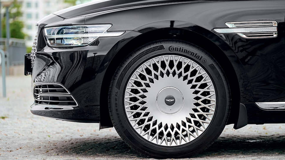 Новые литые колесные диски отличаются узором, который по дизайнерской идее похож на световую паутину, отраженную от алмаза.
