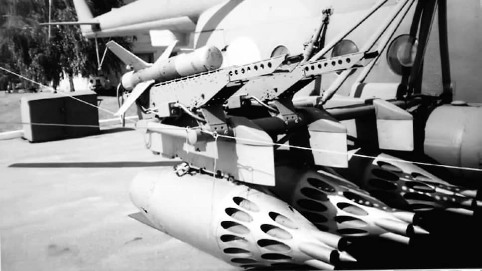 Главный дизайнер Bugatti Ахим Аншайдт утверждает, что воздухозаборники похожи на терку для сыра. Тот, кто видел, пусковые ракетные установки под крыльями боевых советских вертолетов, наверняка разглядят что-то иное.