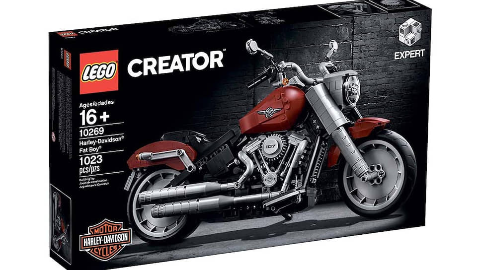 Harley-Davidson Fat Boy в версии Lego имеет сплошные колеса, бак в форме слезы, спидометр и два глушителя. Модель выполнена в аутентичной темно-красной цветовой гамме и, конечно, логотипы Harley-Davidson есть с обеих сторон топливного бака.