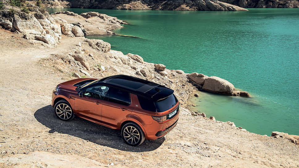 DISCOVERY SPORT 2020-го модельного года внешне похож на своего предшественника, который был похож на Discovery. Но внутри автомобиль изменился куда серьезнее. Premium Transverse Architecture позволила увеличить внутреннее пространство, разместить аккумуляторы гибридов и повысить жесткость кузова на 13 процентов.