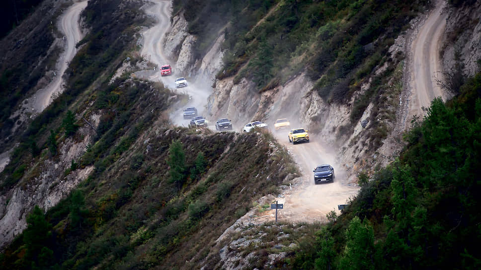 Перевал Кату-Ярык – одна из достопримечательностей Горного Алтая. Охочие до адреналина автотуристы могут попробовать преодолеть его, поднимаясь по грунтовой дороге с уклоном 35 градусов.
