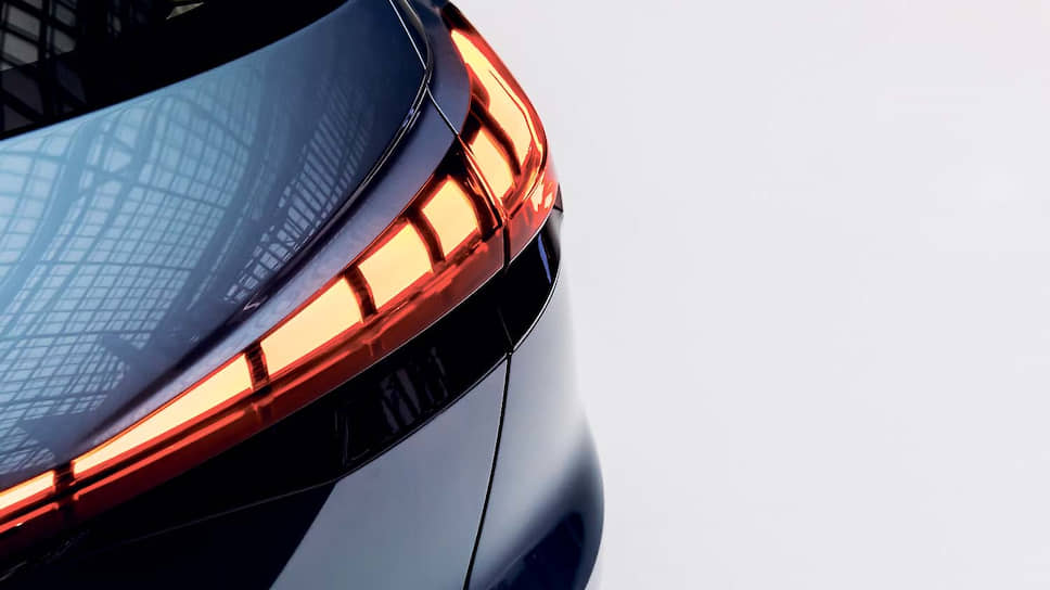 Электрический концепт-кар Audi Q4 e-tron позволяет представить, каким будет пятая серийная электрическая модель бренда, дебют которой запланирован на конец 2020 года. С ее выходом электромобили Audi будут представлены во всех ключевых сегментах, от компакт-класса до полноразмерных моделей.
