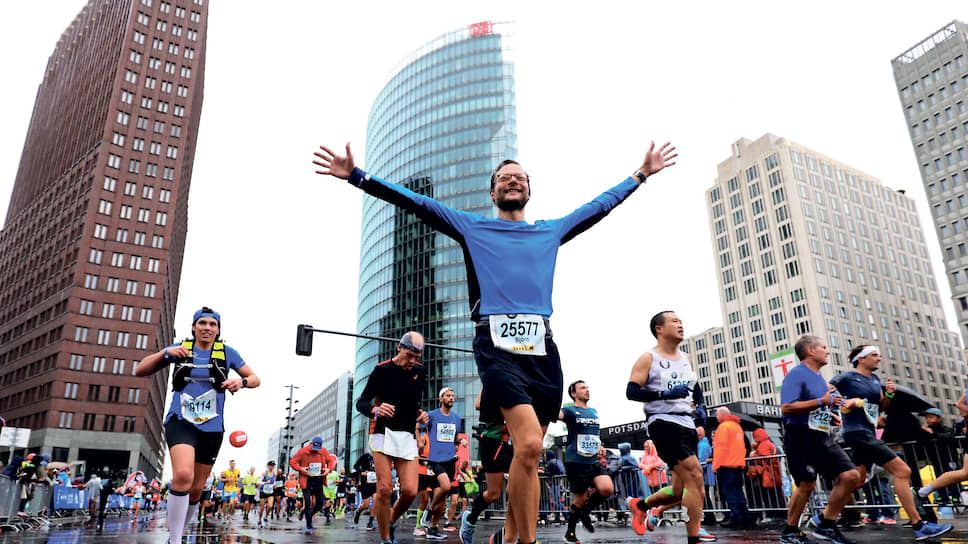 12 октября 2019 года Кипчоге пробежал марафон в Вене с результатом 1:59:40. Но данный забег не был открытым соревнованием, а спортсмена сопровождали постоянно сменяющиеся пейсмейкеры, поэтому данный результат не зарегистрирован в качестве официального мирового рекорда. Тем не менее это великое достижение, которое можно вполне сравнить, например, с выходом человека в открытый космос.