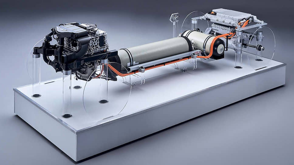 BMW Group работает над развитием водородных силовых установок совместно с Toyota Motor Corporation с 2013 года. Напомним, с 2014 года Toyota выпускается серийный водородный гибридный седан Mirai.