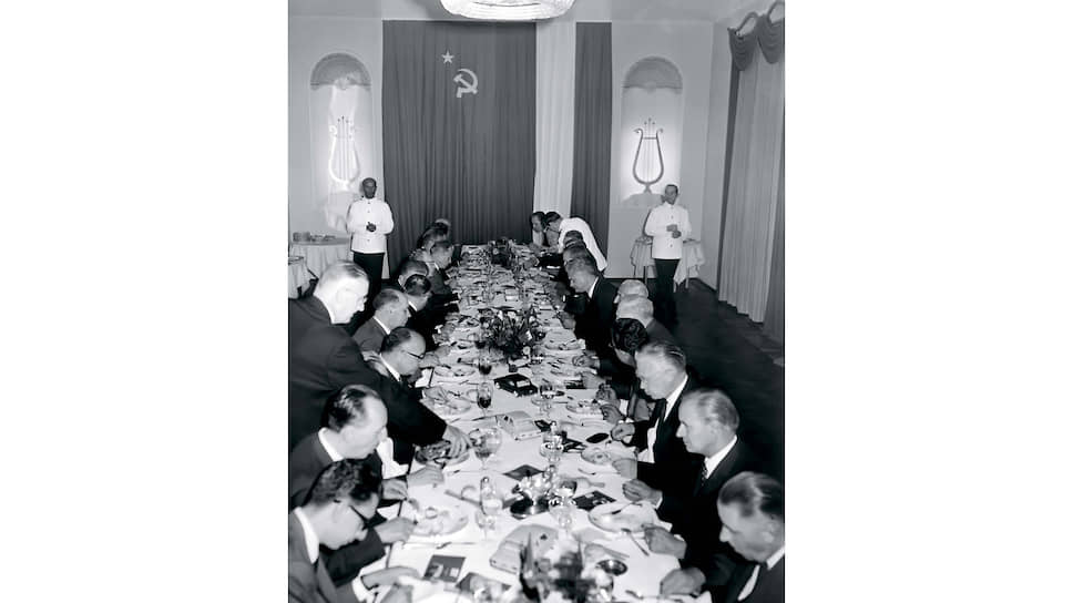 Прием советской делегации в Италии. Кроме блюд, на столе расставлены и разноцветные модельки FIAT-124 – главного предмета переговоров.
