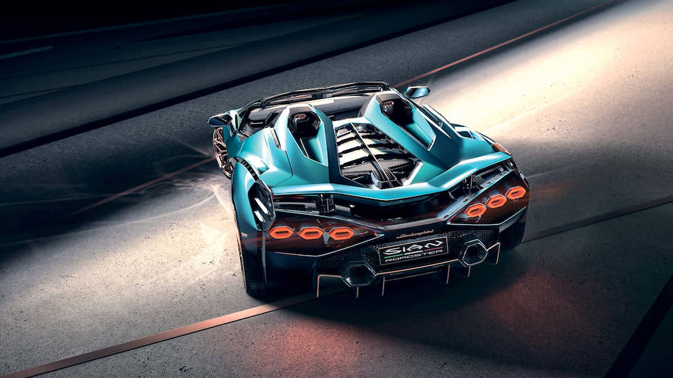 Sian Roadster – первый открытый Lamborghini с гибридной силовой установкой. Как и в купе Sian, вместо тяжелых батарей для накопления энергии используется гораздо более легкий и емкий суперконденсатор. Если фасад автомобиля украшает оптика Y-образной формы, на корме доминируют шестигранники. 
