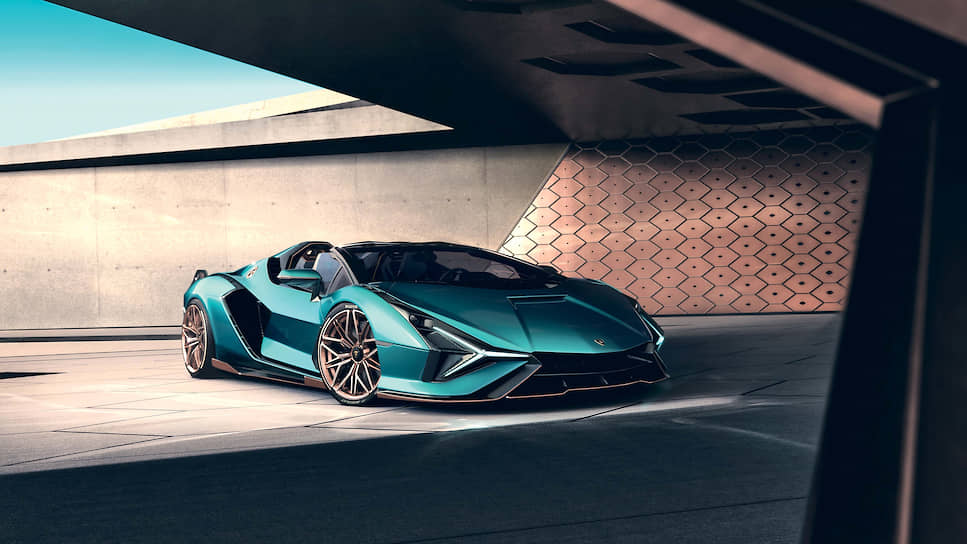 По аэродинамике Sian Roadster не уступает купе – исключительный случай в автомобилестроении! Обрабатывать воздушные потоки помогает интегрированный в передний бампер углепластиковый сплиттер и особые «живые» закрылки на корме, которые меняют конфигурацию в зависимости от скорости. 