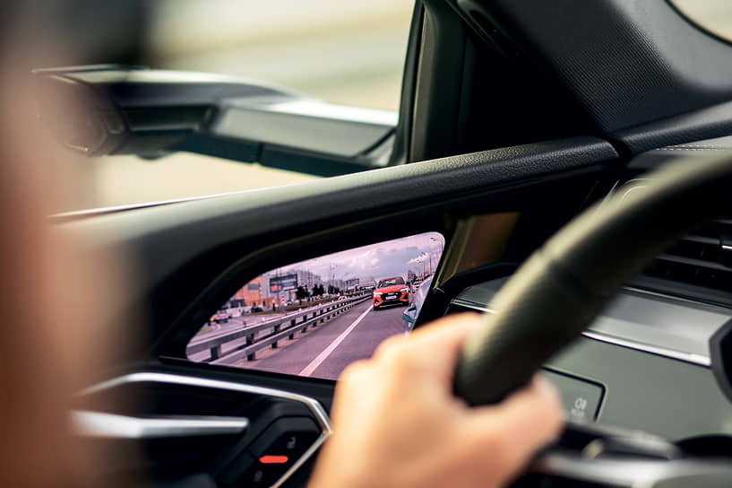 Audi e-tron доступен как со стандартными внешними зеркалами, так и с камерами аэродинамической формы, которые транслируют изображение на мониторы в салоне. 