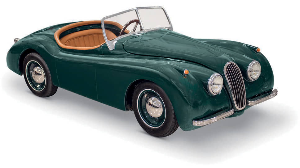 Детский Jaguar XK 120 сделан фирмой Harrington, поместившей свой логотип на руль и колпаки колес вместо оригинальной головы ягуара, как на настоящем родстере. Пожалуй, это единственный недостаток детской машинки. Эстимейт лота составляет 15–20 тысяч долларов.
