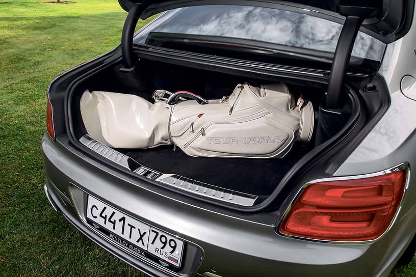 Традиционно объемы багажников престижных автомобилей принято соизмерять с сумками для гольфа. Мы убедились в том, что обе модели Bentley вмещают такие полные клюшек сумки без проблем.
