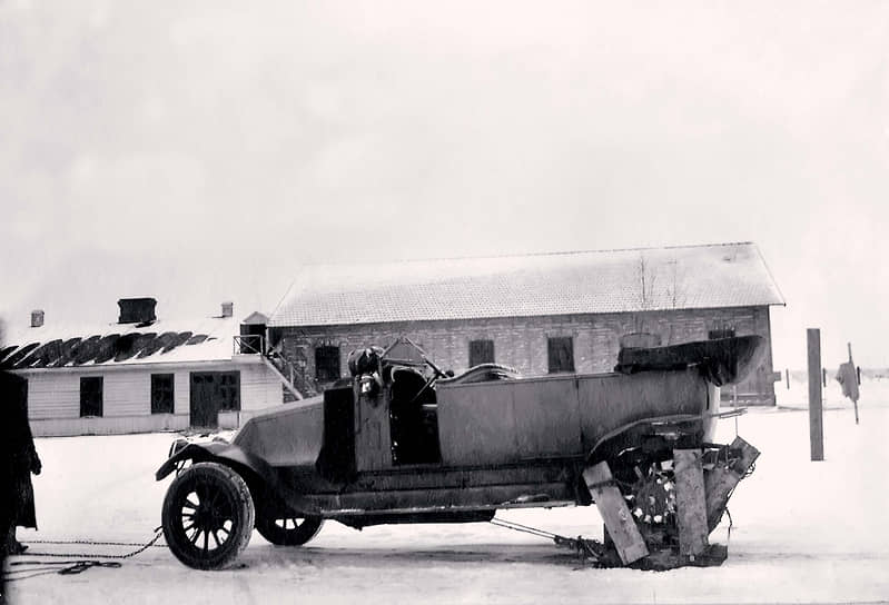 Числившийся при воздушном корабле «Илья Муромец-II» автомобиль Renault после аварии, которая произошла 17 января 1915 года недалеко от Брест-Литовска. Находившийся за рулем механик Кулешов погиб. Автомобиль доставили в Эскадру на буксире
