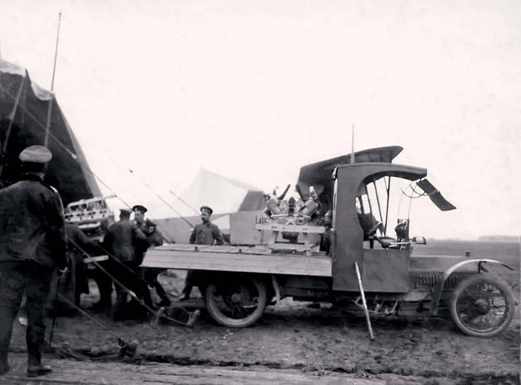 Выгрузка авиационных двигателей Renault из грузовика Crossley. Грузовых автомобилей «Кросслей» мощностью 20 л.с. и грузоподъемностью в полторы тонны в Эскадре было несколько: в октябре 1915 года два были приданы пятому «Муромцу», три – шестому и один – «Киевскому»