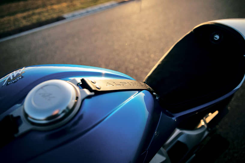 MV Agusta Superveloce, ставший основой нынешней итальянско-французской коллаборации, был представлен в 2018 году на Миланском международном автосалоне, где был признан «Самым красивым мотоциклом выставки». 