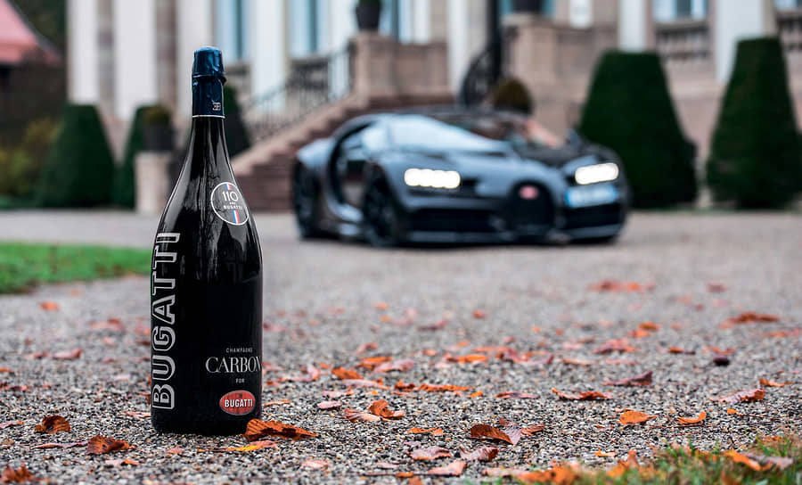 Марка Bugatti традиционно вступает в коллаборации с производителями игристых вин. В 2011 году автомобильную этикетку получило Amarone della Valpolicella. В 2018-м – вино с вполне себе автомобильной маркой Champagne Carbon.