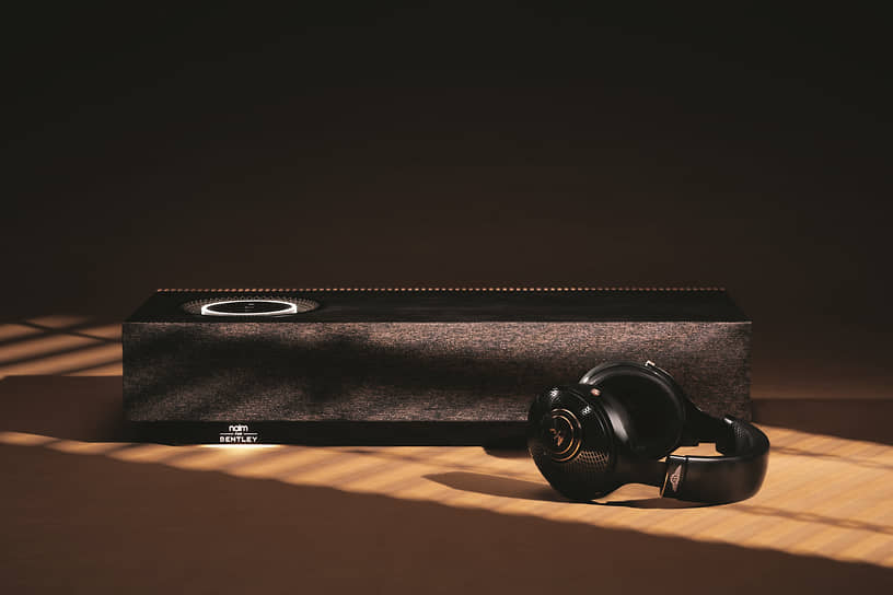 Наушники Focal for Bentley Radiance идеально подходят как для путешествий, так и для повседневного использования. В комплекте с ними идут дополнительные принадлежности, в том числе выполненный на заказ футляр для переноски, отделанный тем же тканым материалом, что и защитная сетка динамика Naim для Bentley Mu-so Special Edition.