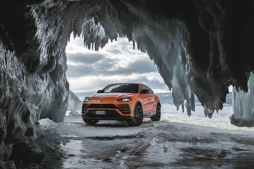 Появление на льду Байкала Lamborghini Urus уже само по себе уникальное событие. Но машина 2021-го модельного, да еще на итальянских номерах, вообще смотрелась как пришелец из совсем другого мира.