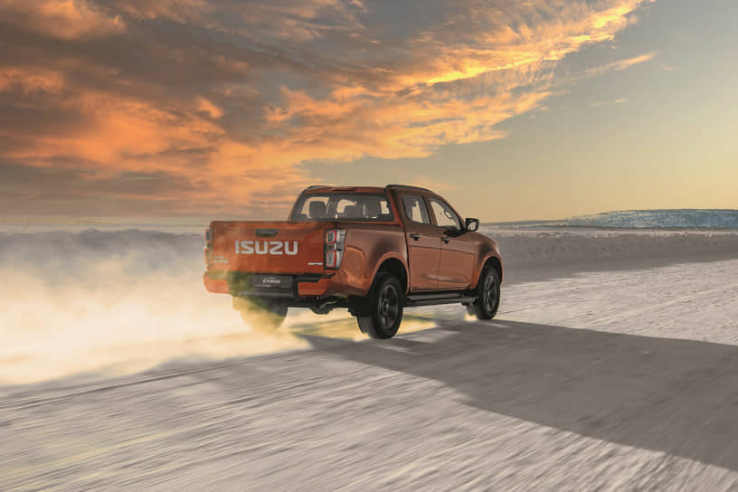 В скором времени состоится премьера версии AT35 от исландской фирмы Arctic Trucks. Такой D-Max будет иметь клиренс в 290 мм, злые шины для офроуда, усиленную подвеску, элементы защиты, лебедку и шноркель. Важно, что АТ35 сохраняет фирменную гарантию Isuzu.
