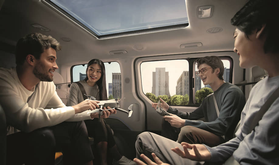 В девятиместном Staria Premium сиденья второго ряда могут дополнительно разворачиваться на 180 градусов – в сторону пассажиров третьего ряда. Благодаря этой особенности такая версия минивэна подходит в качестве корпоративного автомобиля или мобильного офиса, поскольку пассажиры задних рядов могут общаться лицом к лицу.