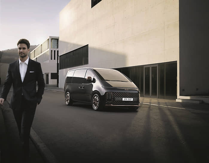 Низкая подоконная линия и большие панорамные окна по бокам улучшают обзор и создают ощущение открытости. Благодаря этой особенности, вдохновленной традиционным стилем корейской архитектуры под названием «ханок», пассажиры Staria могут почувствовать связь между внешним миром и салоном автомобиля.