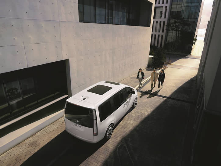 Фирменный дизайнерский стиль постарались придать всему, в том числе задней части модели, где широкое окно двери багажника подчеркивается выразительными вертикальными фонарями.