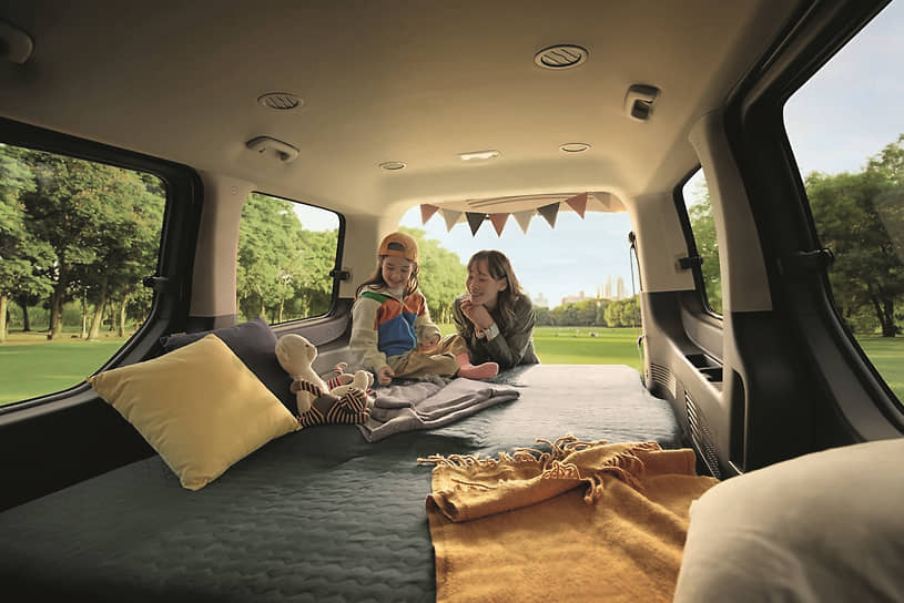 В стандартной версии минивэна задние сиденья можно сложить в плоский пол, превратив автомобиль в идеальное транспортное средство для перевозки оборудования, требующего максимум пространства и трансформации салона, – например, походного снаряжения или снарядов для занятий активными видами спорта.