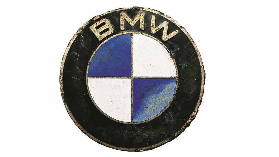 Накапотная эмблема BMW с прямым шрифтом без засечек – признак того, что она украшала капот автомобиля, построенного во второй половине ХХ века. 
