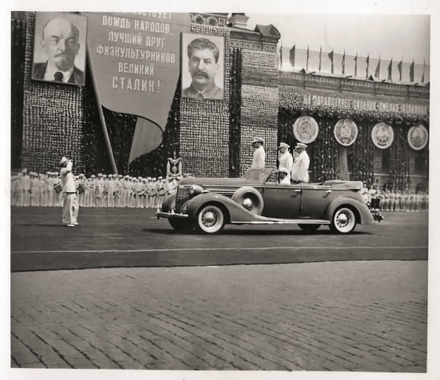 На популярных в сталинские годы парадах физкультурников открытые автомобили присутствовали всегда: сначала это были иностранные «Бьюики» и «Паккарды», а затем советский ЗИС-102.