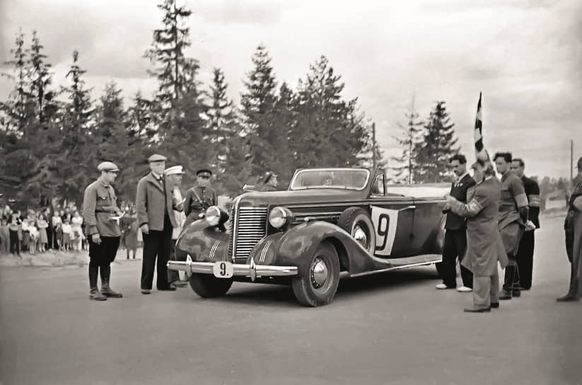 ЗИС-102 отметился не только на парадах, но и в автоспорте. Летом 1940 года на Минском шоссе он показал скорость 116 км/ч, в то время как лимузин ЗИС-101 – 114 км/ч. Это был московский рекорд скорости на дистанции 50 км.