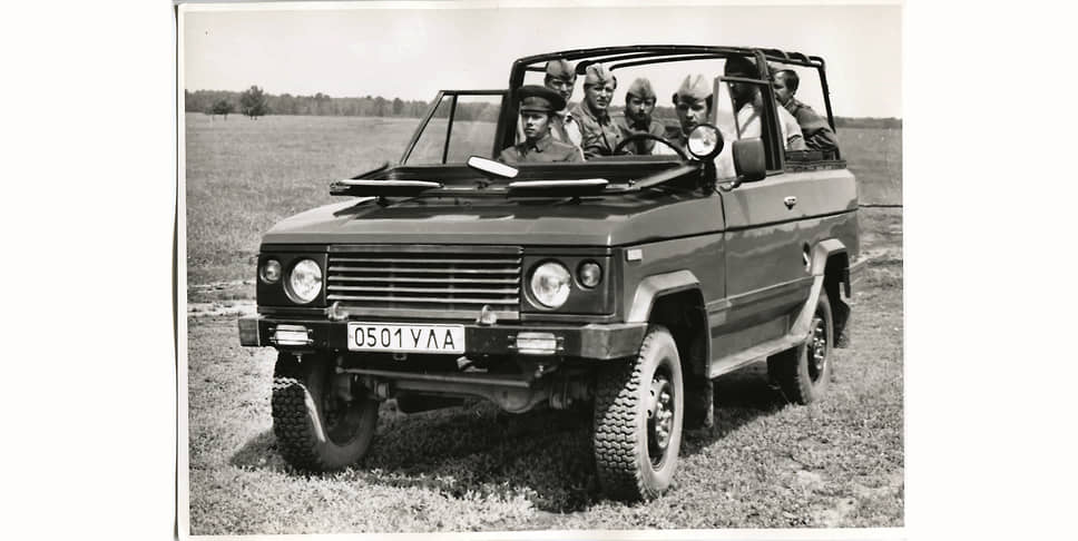 УАЗ-3171 мог прийти на замену 469-му еще в восьмидесятые годы, но не состоялось… Кузов также сделали с мягким верхом и с откидывающимся ветровым стеклом, но добавили дуги безопасности, как в районе центральной стойки, так и сзади.