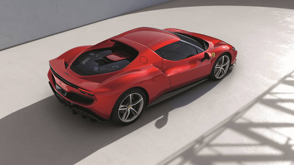 Ferrari 296 GTB оснащен одной выхлопной трубой, расположенной посередине кузова. Центральное крыло размещено между задними фонарями, и это интегрированное решение представляет собой идеальное сочетание функциональности, технологии и дизайна, гарантируя достижение требуемых аэродинамических характеристик без ущерба для чистых линий кузова.
