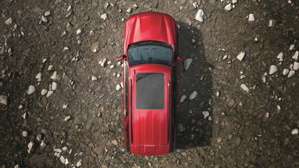 У Chevrolet Tahoe богатое базовое оснащение, и потому дополнительных опций не так много. Одна из них – панорамный люк. А вот электропривод двери багажного отделения с функцией открывания без рук доступен «по умолчанию»