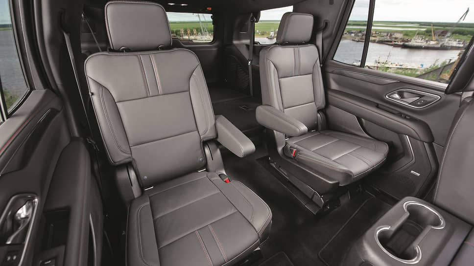 Для комплектации Z71 предусмотрены только совмещенные сиденья второго ряда, а для RST предлагается на выбор вариант с раздельными, «капитанскими», сиденьями. Еще одно отличие комплектации RST – отделка не просто кожей, как у Z71, а перфорированной кожей с красной прострочкой