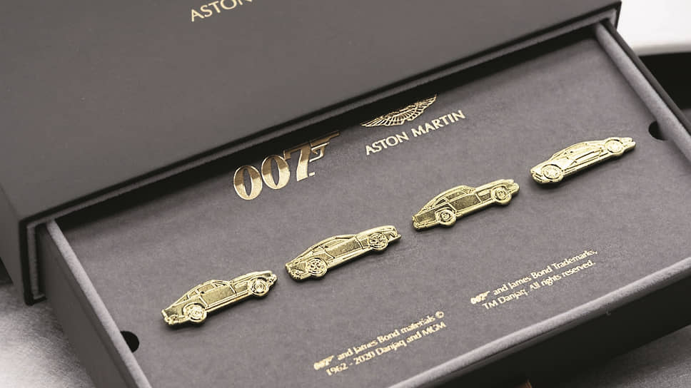 Набор значков с изображением всех четырех автомобилей из фильма «Не время умирать» упакован в красивую подарочную коробку и станет исключительным предметом для коллекционирования