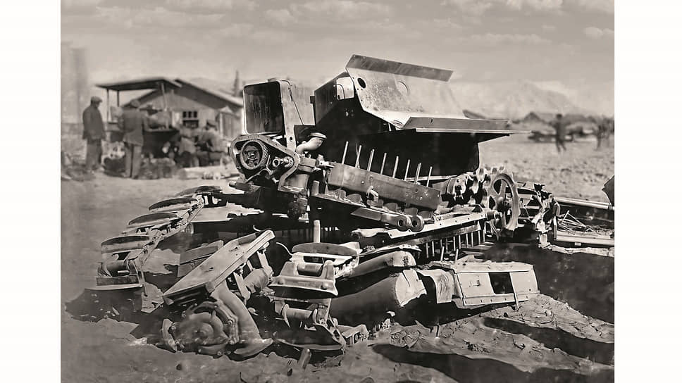 Груда останков американского гусеничного трактора Cletrac Model 40, не выдержавшего работу на Вахшстрое: блок цилиндров, бензобак, гусеницы, ведущие или ведомые колеса