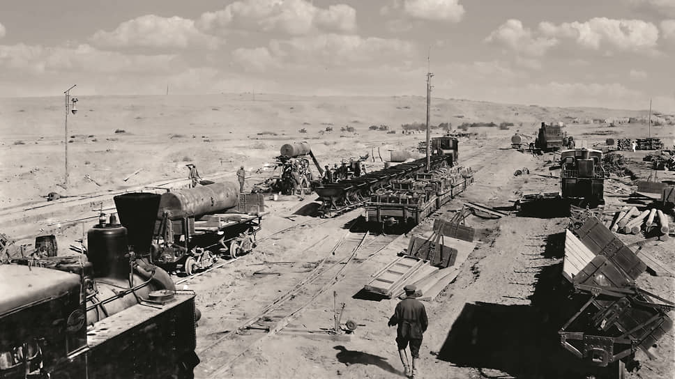 Узкоколейная железная дорога с паровозом, вагонетками и опрокидывающимися платформами. Сооружена вдоль ирригационного канала от реки Пяндж до города Курган-Тюбе, протяженность составляла 160 км, в 1938 году была передана от Вахшстроя в распоряжение Таджикской ССР