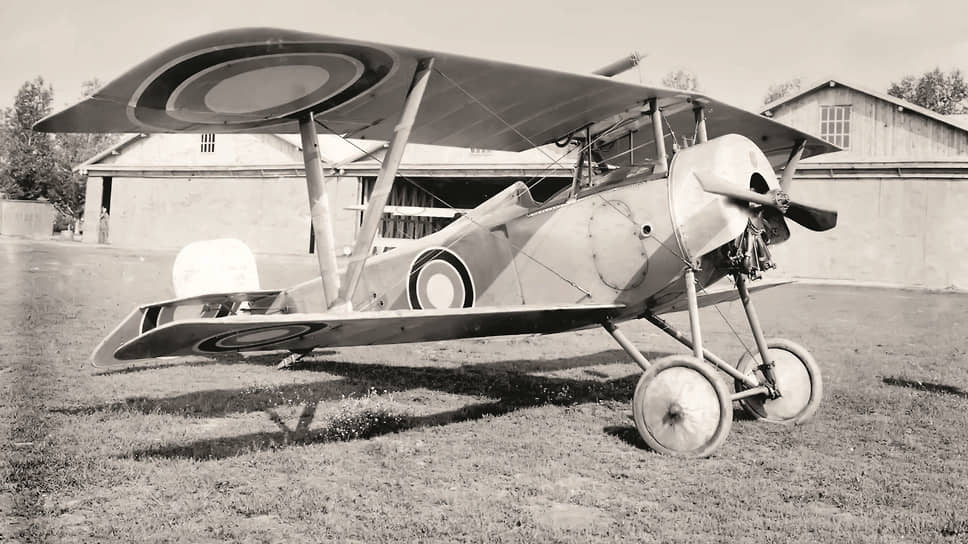 Истребитель Nieuport 21 на Ходынском поле. На капоте видна заводская эмблема – надпись Dux в круге. Вооружение обычно состояло из пулемета Lewis калибра 7,7 мм или Hotchkiss калибра 8 мм над верхним центропланом