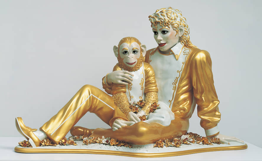 Скульптура Майкла Джексона в натуральную величину и его друга – шимпанзе по кличке Бабблз была создана в 1988 году из фарфора, крашенного золотом. По словам художника, на эту работу его вдохновила «Пьета» Микеланджело