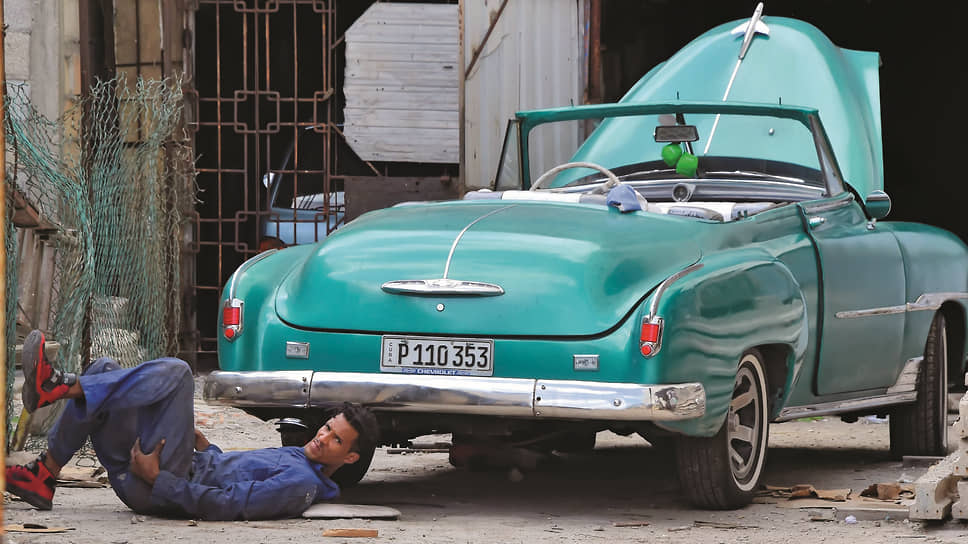 Еще один кабриолет Chevrolet De Luxe 1951 года. Внешне — почти полное соответствие оригинальному состоянию на момент выпуска, что внутри — неизвестно. Литые диски — современные. Зеленого металлика такого ядовитого оттенка в 1951 году, конечно же, не было