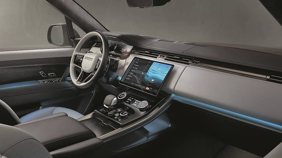 Интерьер нового Range Rover Sport украшают два экрана – 13,7-дюймовая цифровая панель приборов, сменившая прежнюю аналоговую, и выпуклый центральный мультимедийный экран с диагональю 13,1 дюйма, управляющий системой Pivi Pro
