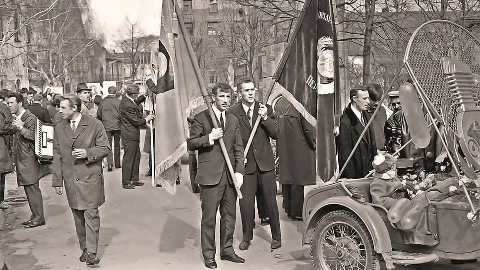 1 мая 1969 года. На улице Пушкина в подмосковном Серпухове формируется колонна работников ВНИИМотопрома. Предприятие разрабатывало и выпускало малокубатурные двигатели, что и отражено на инсталляции, закрепленной на мотоцикле с коляской