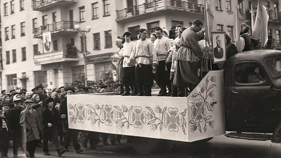 1958 год. Мурманск. Ансамбль народного творчества в кузове грузовика ЗИС-150. Позади водительской кабины – портрет К.Е. Ворошилова