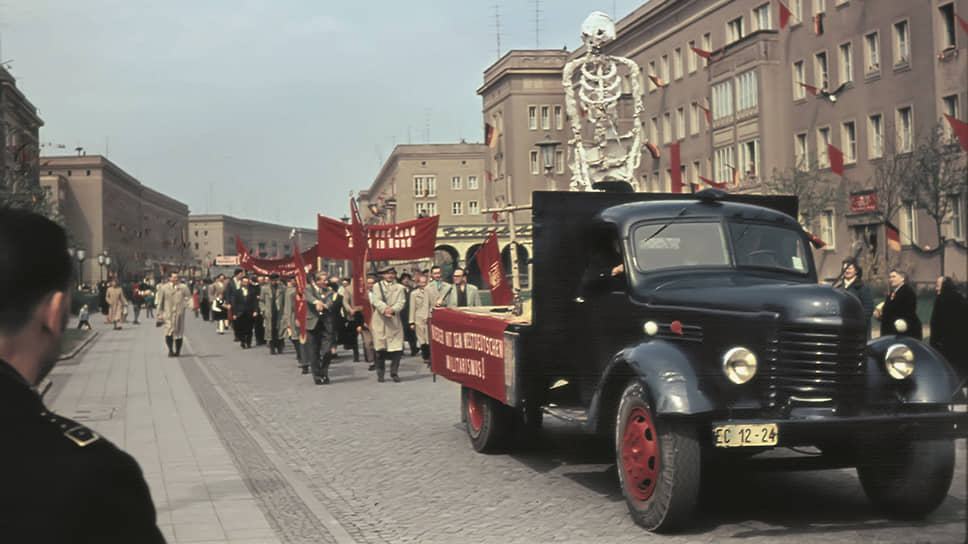 1 мая 1960 года. Город Шталинштадт в ГДР, у которого спустя год отнимут имя генералиссимуса и переименуют в Айзенхюттенштадт. Скелет в кузове грузовика ЗИС-150 символизирует жертву ядерной войны, которую развязали, конечно же, «наши западные партнеры». Что подтверждает транспарант на борту, призывающий к борьбе против «западногерманского милитаризма»