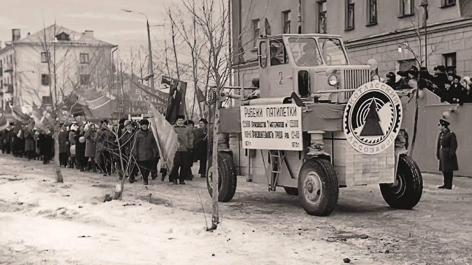 Котлас. 7 ноября 1974 года. В авангарде колонны демонстрантов – автолесовоз Т-130, выпущенный на Соломбальском машиностроительном заводе в Архангельске. Котласлаг перестал существовать в 1953 году, но лесозаготовка и деревообработка и по сей день профильные для региона отрасли