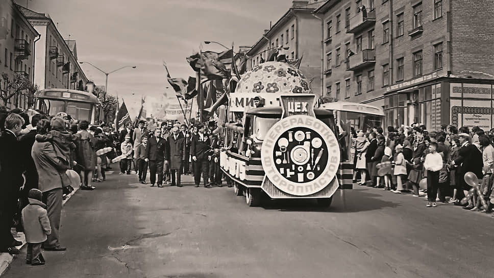 1975 год. Первомайская демонстрация в Кирово-Чепецке. Впереди колонны – задрапированный УАЗ-452Д, прозванный в народе «Головастиком»