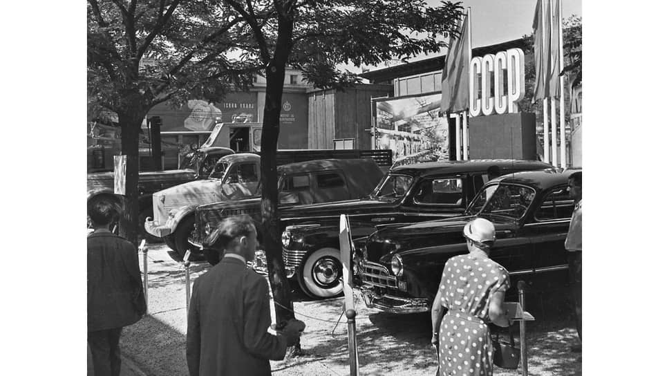 1955 год, выставка в Загребе — столице Народной Республики Хорватия, входившей тогда в состав Социалистической Федеративной Республики Югославия. На площадке с автомобилями справа налево: ЗИМ, ЗИС-110, ГАЗ-69А, ГАЗ-51, ЗИС-150 и автокран на шасси МАЗ-200