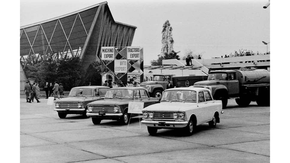 «Москвичи» в Загребе в 1967 году. Значительную часть своей продукции Московский завод малолитражных автомобилей, переименованный в 1968 году в АЗЛК — Автомобильный завод имени Ленинского комсомола, поставлял на экспорт, зарабатывая для страны драгоценную валюту. Позади видны грузовики марки ЗИЛ
