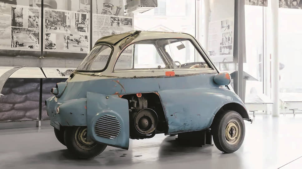 BMW Isetta относится к числу микроавтомобилей: длина – 2,3, ширина – 1,4 метра, масса – около 350 килограммов. В свое время купить машину можно было всего за 1,5–2 тысячи марок. Сегодня в Германии экземпляр модели в хорошем состоянии стоит от 25 тысяч евро. За восемь лет BMW произвела 161 тысячу «Изетт». К моменту прекращения выпуска, в 1962 году, массовый немецкий потребитель хотел чего-то большего